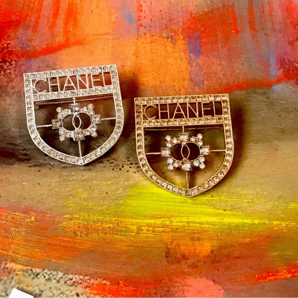FabulouslyFitted | Shield of Goals Brooch